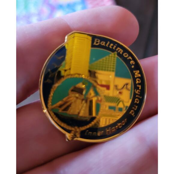 LOT OF 4 VINTAGE Baltimore Maryland Themed Travel Pins Pinback - Picture 2 of 9